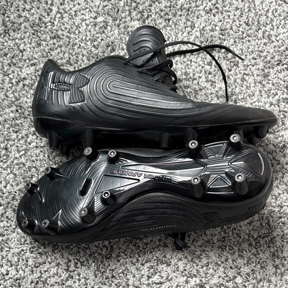 Never worn Soccer cleats Under Armour Black brand new size 7